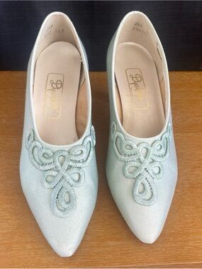 Vintage Dyeables Pretty Satin Pumps 6.5B Embroidered Wedding Formal Heels
